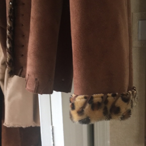 Boutique coat. Suede feel outside, faux fur liner - Picture 4 of 8